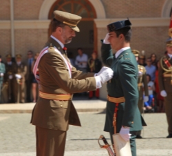 Su Alteza Real el Príncipe de Asturias impone la Cruz del Mérito Militar con distintivo Blanco al teniente de la Guardia Civil, Carlos Redondo Gil