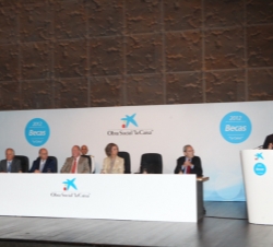 Los Reyes, el ministro del Interior, Jorge Fernández Díaz, el consejero delegado de CaixaBank, Juan María Nin, y el director general de la Obra Social
