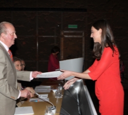 Don Juan Carlos entrega el diploma a una de las jóvenes estudiantes
