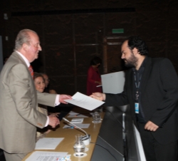Don Juan Carlos entrega el diploma a uno de los jóvenes becados
