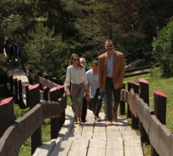 Don Felipe y Doña Letizia atraviesan el paseo de madera del Atajo de Bernardino