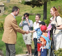 Don Felipe saluda a un grupo de excursionistas