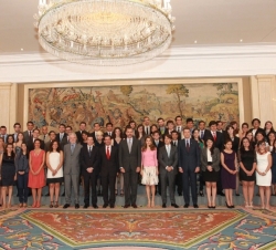 Los Príncipes de Asturias con los participantes en la XI edición del Programa de Jóvenes Líderes Iberoamericanos
