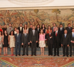 Los Príncipes de Asturias con los los participantes en la I edición del "Curso Iberis para jóvenes periodistas iberoamericanos"