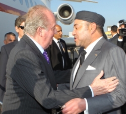 Su Majestad el Rey es recibido a su llegada al aeropuerto de Rabat-Salé por Su Majestad Mohammed VI