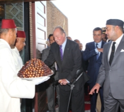 Su Majestad el Rey recibe una ofrenda de dátiles en la sala de autoridades del aeropuerto de Rabat-Salé