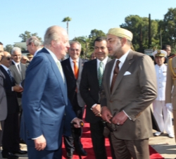 Don Juan Carlos conversa con Mohamed VI antes de emprender su regreso a España