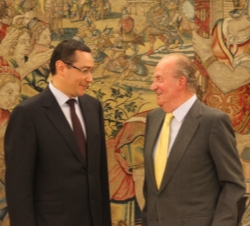 Don Juan Carlos conversa con el primer ministro de Rumanía