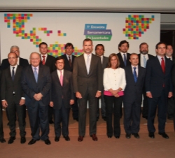 El Príncipe de Asturias, con las personalidades asistentes y colaboradores en la elaboración de la encuesta