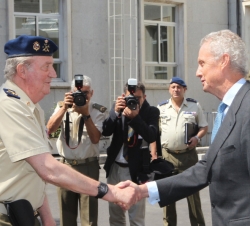 Don Juan Carlos es recibido a su llegada por el ministro de Defensa, Pedro Morenés