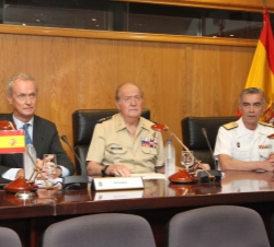 Don Juan Carlos, el ministro de Defensa y el jefe de Estado Mayor de la Defensa, durante la ronda de videoconferencias