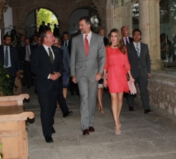 Los Príncipes a su llegada al Complejo Cultural San Francisco (Cáceres) acompañados por el presidente de la Comunidad Autónoma de Extremadura, José An