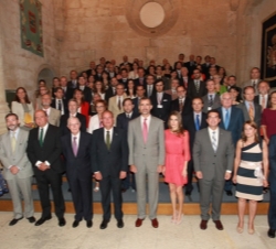 Fotografía de grupo de Sus Altezas Reales los Príncipes de Asturias junto a las autoridades asistentes al acto y los directores de los Institutos Cerv