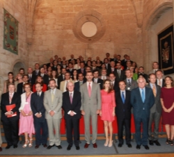 Fotografía de grupo de Sus Altezas Reales los Príncipes de Asturias junto a los directores de los Institutos Cervantes