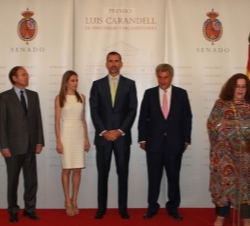 Los Príncipes acompañados por los presindentes del Senado y del Congreso durante la lectura del acta de concesión del Premio "Luis Carandell"