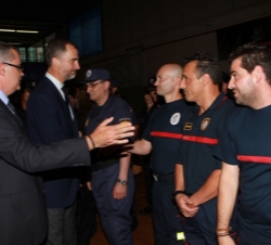 Don Felipe saluda a los miembros del cuerpo de bomberos que participaron en la zona del accidente ferroviario
