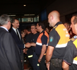 Don Felipe saluda a los miembros de Protección Civil que participaron en la zona del accidente ferroviario