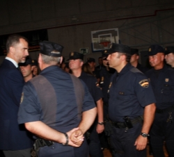 Don Felipe saluda a los miembros del Cuerpo Nacional de Policía que participaron en la zona del accidente ferroviario
