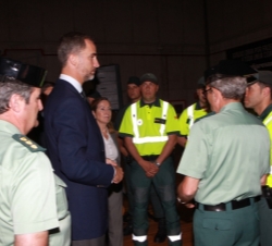 Don Felipe saluda a los miembros del Cuerpo de la Guardia Civil que participaron en la zona del accidente ferroviario