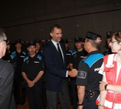 on Felipe saluda a los miembros del Cuerpo de Policía Municipal que participaron en la zona del accidente ferroviario