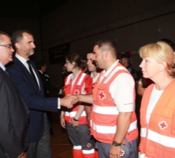 Don Felipe saluda a los miembros del Servivio de Emergencias que participaron en la zona del accidente ferroviario