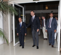 Su Alteza Real el Príncipe de Asturias acompañado por el presidente de la FINA, Julio Maglione a su llegada al Museo Nacional de Arte de Cataluna