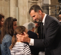 Su Alteza Real el Príncipe de Asturias consuela a un familiar de una de las víctimas