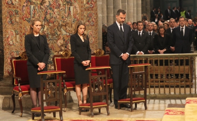 Sus Altezas Reales los Príncipes de Asturias y Su Alteza Real la Infanta Doña Elena durante el funeral oficial por los fallecidos en el accidenrte fer
