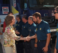 La Reina Doña Sofía, el Príncipe Don Felipe y la Infanta Doña Elena saludan a los miembros del equipo de Emergencias de Mallorca