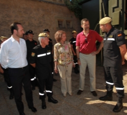 Su Majestad la Reina, el Príncipe de Asturias y la Infanta Doña Elena conversan con algunos de los miembros de la Unidad Militar de Emergencia