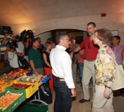 Doña Sofía y el Príncipe de Asturias durante la visita que realizaron al Centro de Acogida y Distribución de Alimentos