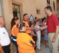El Príncipe de Asturias saluda algunas de las personas durante su visita al Centro de Contro de Emergencia