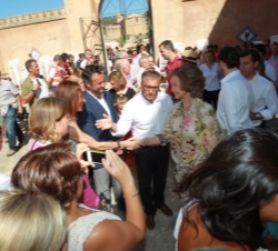 Doña Sofía saluda algunas de las personas durante la visita al Centro de Cooperación y Contro de Emergencias