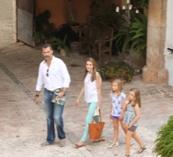 Don Felipe y Doña Letizia, junto con sus hijas, las Infantas Doña Leonor y Doña Sofía, ha su llegada a la Granja de Esporles