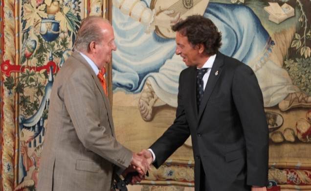 Don Juan Carlos recibe el saludo del alcalde de Palma de Mallorca, Mateo Isern Estela