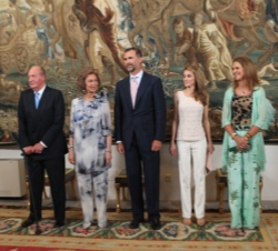 Sus Majestades los Reyes acompañados por Sus Altezas Reales los Príncipes de Asturias y Su Alteza Real la Infanta Doña Elena, momentos antes de la cen