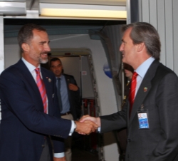 Don Felipe recibe el saludo del Embajador de España en Argentina, Román Oyarzun, a su llegada a Buenos Aires