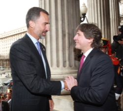 El vicepresidente de Argentina y presidente del Senado, Amado Boudou, recibe al Príncipe de Asturias