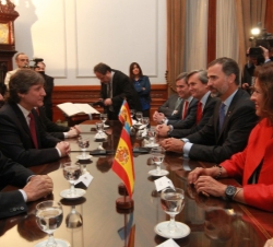 Vista de la reunión que mantuvo la delegación española en el Senado argentino