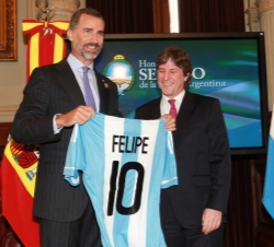 El vicepresidente Boudou obsequia a Don Felipe con una camiseta de la selección argentina de fútbol