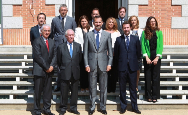 Don Felipe con los representantes de los comités organizadores del Congreso Internacional de Riesgos Laborales