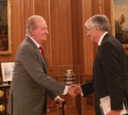 Don Juan Carlos recibe el saludo del fiscal general de Estado, Eduardo Torres-Dulce Lifante