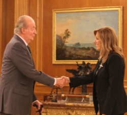 Don Juan Carlos recibe el saludo de la presidenta de la Junta de Andalucía, Susana Díaz