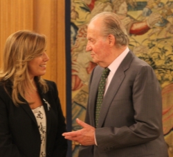 Su Majestad el Rey conversa con la presidenta de la Junta de Andalucía, Susana Díaz