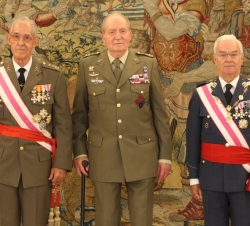 Don Juan Carlos, con el general Rodrigo y el general García de la Vega