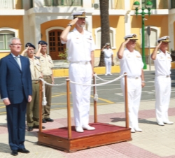 El Principe saluda desde la tribuna situada en la Plaza de Armas del Arsenal de Cartagena