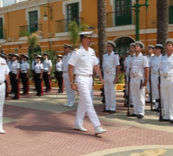 Su Alteza Real el Príncipe de Asturias pasa revista a las tropas en la Plaza de Armas del Arsenal de Cartagena