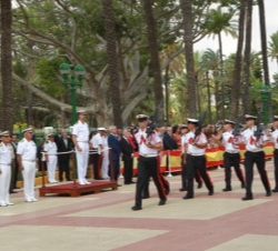 El Príncipe de Asturias presencia desde la tribuna de presidencia el desfile de la Compañía Mixta