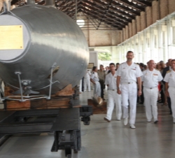 El Príncipe de Asturias, junto al submarino, en la Sala "Isaac Peral" del Museo Naval de Cartagena