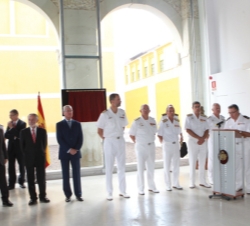 El Príncipe de Asturias, junto al presidente Valcárcel y el resto de autoridades, durante la conmemoración del 125 aniversario de la botadura del subm